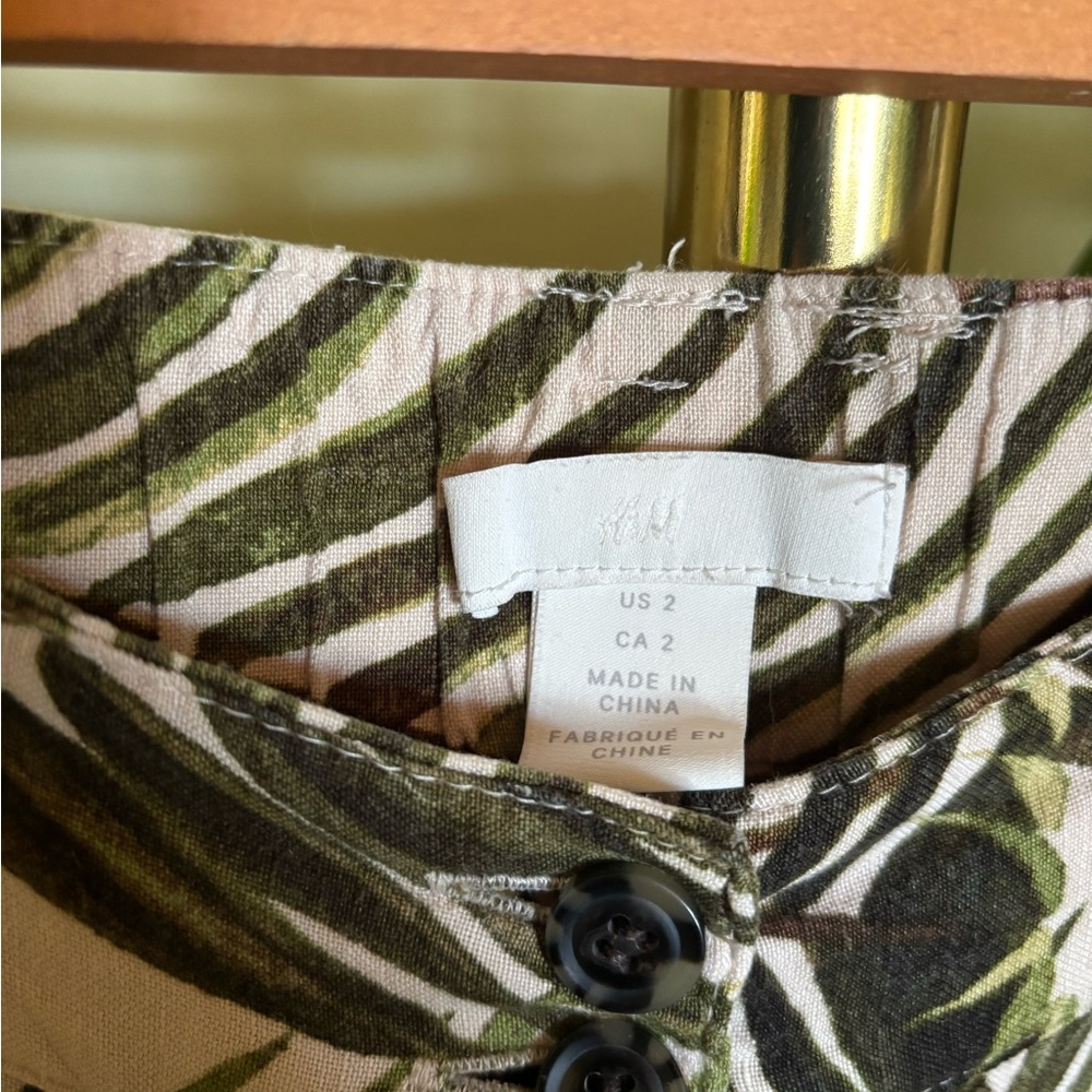 H&M Olive Green and Cream Palm-Print Wide Leg 3/4 Pants - Picture 4 of 4